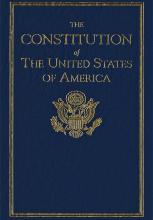 La portada de la Constitución de los Estados Unidos presenta el título en letras grandes y serifadas, centrado en el diseño simple y elegante de fondo oscuro, resaltando su importancia histórica y legal.